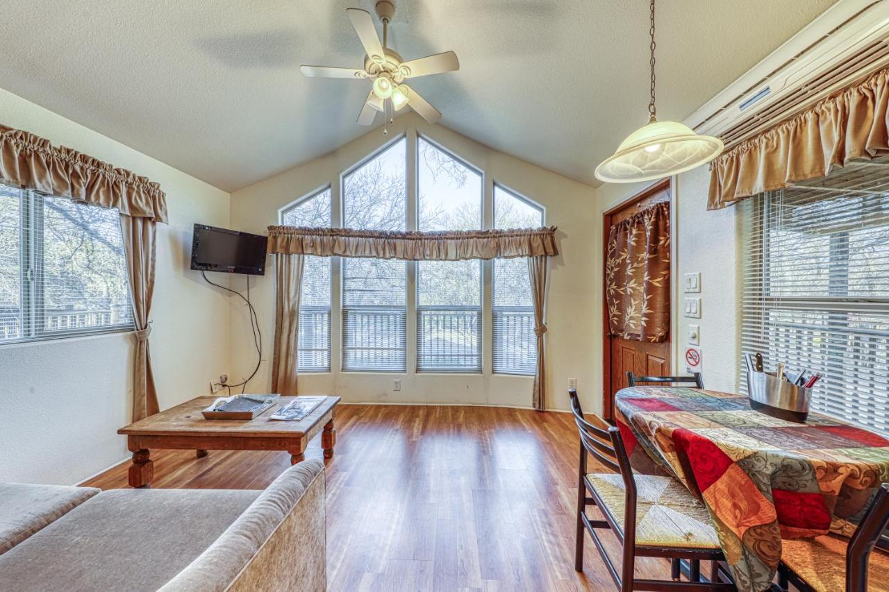 The Pecan @ Mendelbaum Winery Guest Cabins Villa Fredericksburg Esterno foto