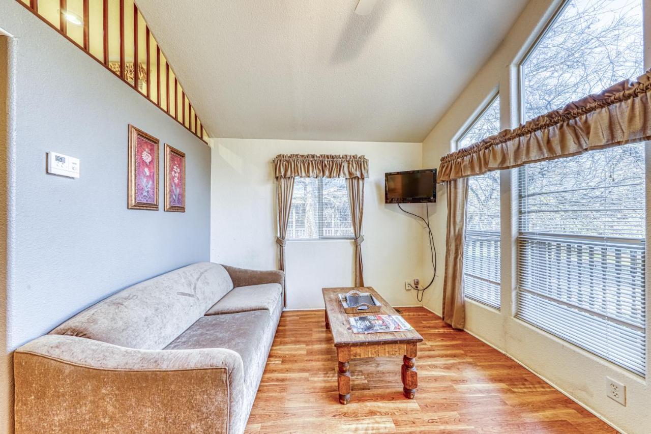 The Pecan @ Mendelbaum Winery Guest Cabins Villa Fredericksburg Esterno foto