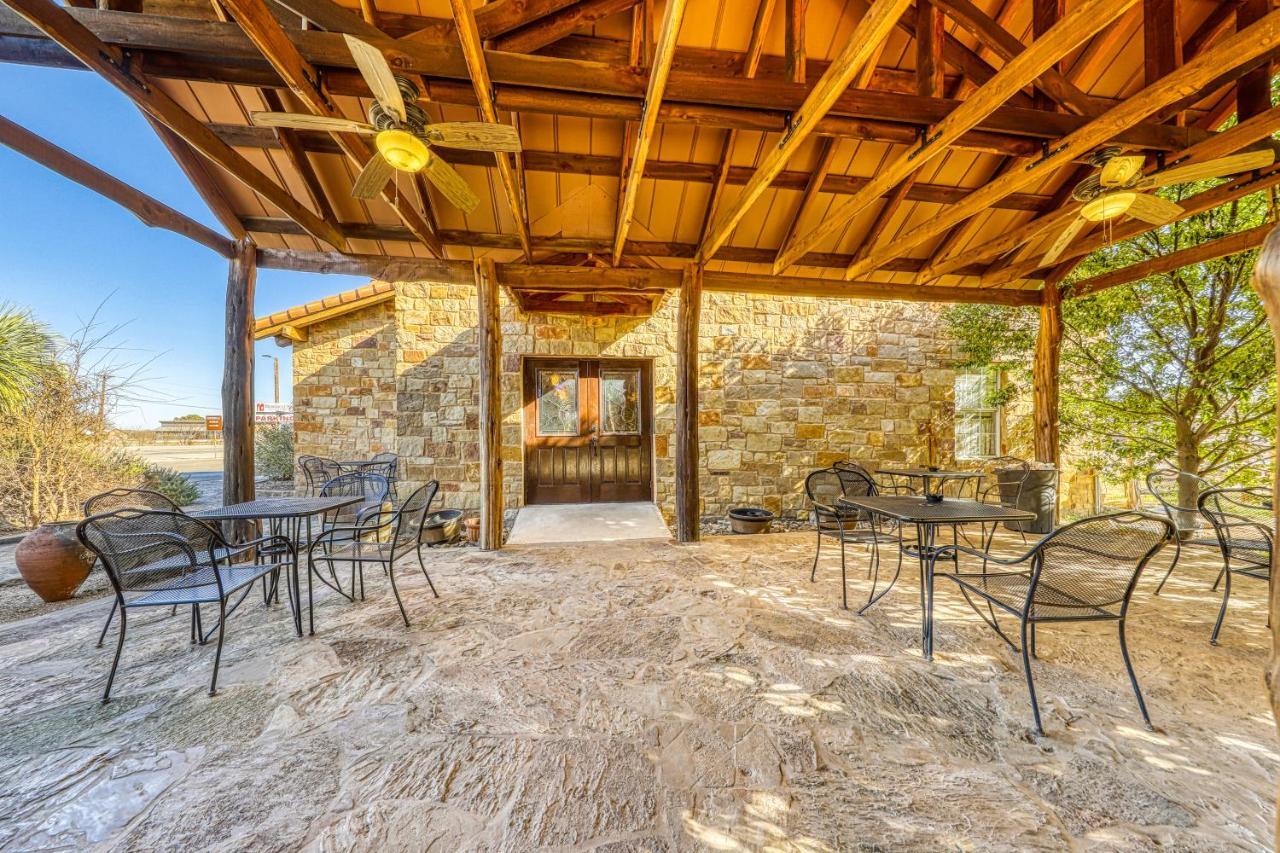 The Pecan @ Mendelbaum Winery Guest Cabins Villa Fredericksburg Esterno foto